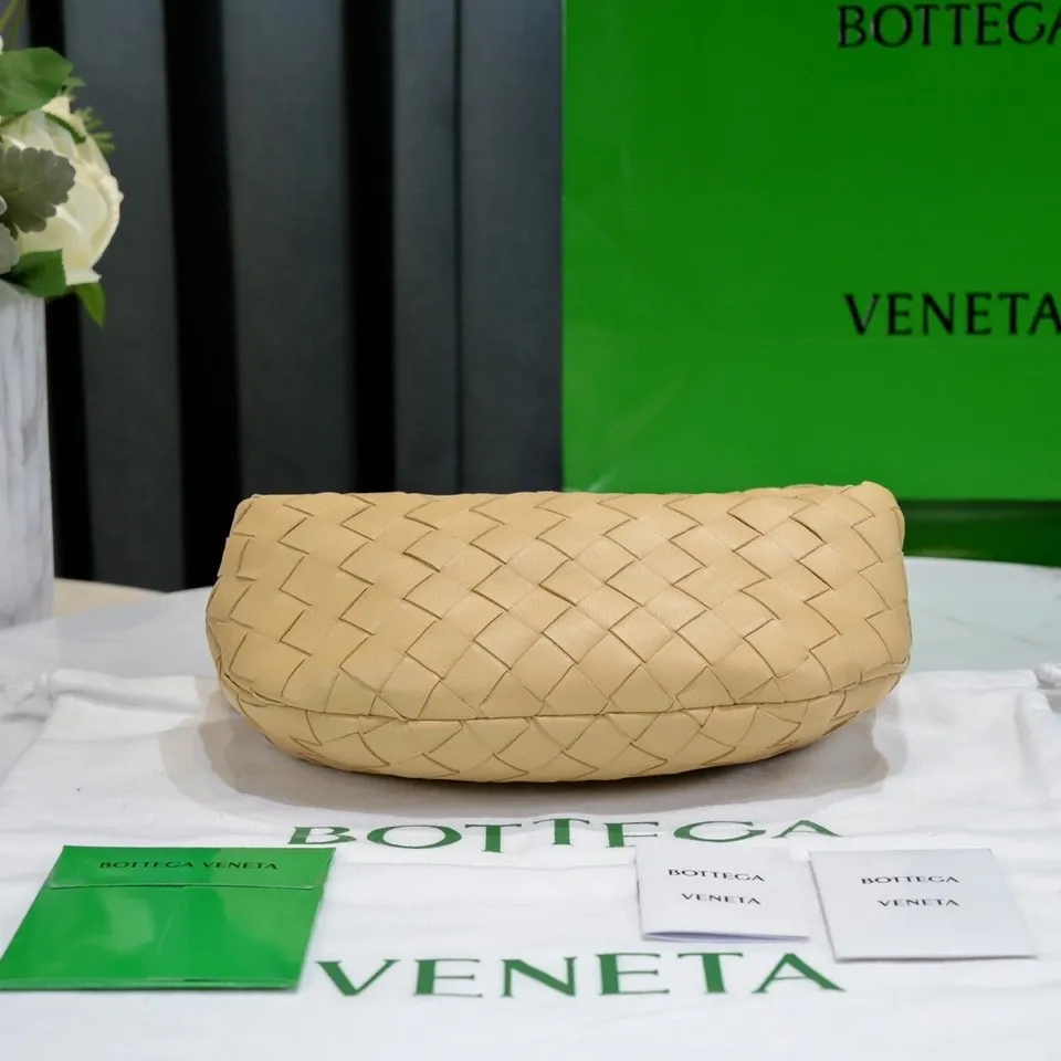 Batch 1120 BV Bottega Veneta's new early spring women's MINI JODIE handbag BV bag 🔥The new method is based on the original rounded corners, knotted with classic woven leather round hobo bag, The most iconic triangular pull-out design, using sheepskin draped soft shape, is super suitable for concave shapes~ Jodie feels really gentle to people, and is definitely the best item for daily matching. It has the same weave, new elements and twists, is compact and versatile, and is the new favorite of street style Internet celebrities! Dimensions: 23x28x8 Model: 6699-1
